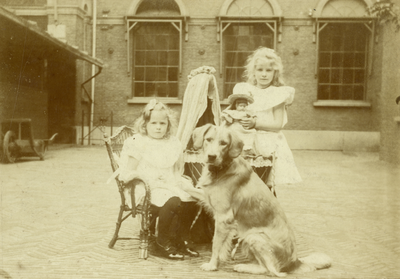 809898 Portret van Catharina Verheij (links, 1899-1982) en haar zus Wilhelmina Verheij (1897-1972) met hun hond en ...